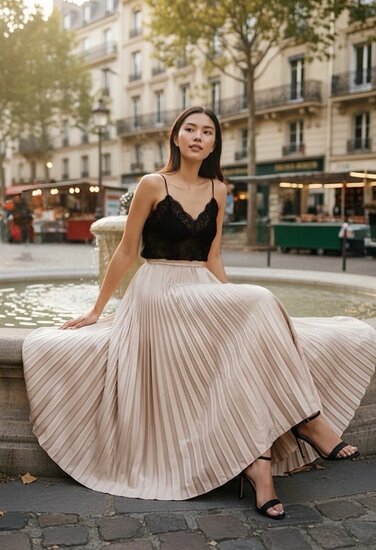 Lange beige plooirok in ultrazacht satijn