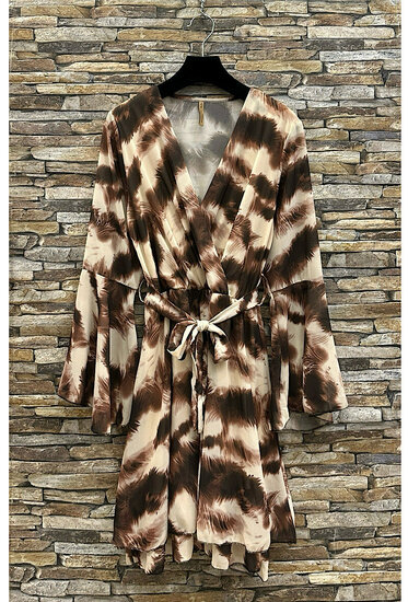 Prachtige korte marron bruine-beige wikkeljurk met  print 