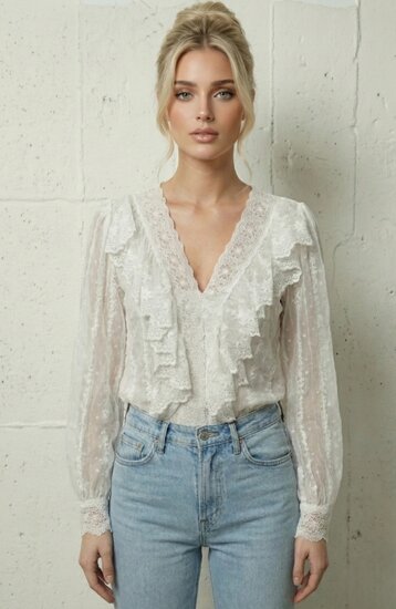 Stijlvolle creme blouse in fijne kant