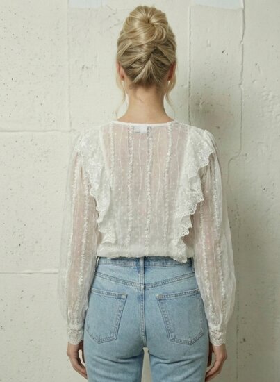 Stijlvolle creme blouse in fijne kant