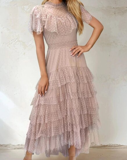 Sierlijke 7/8 nude kanten jurk.