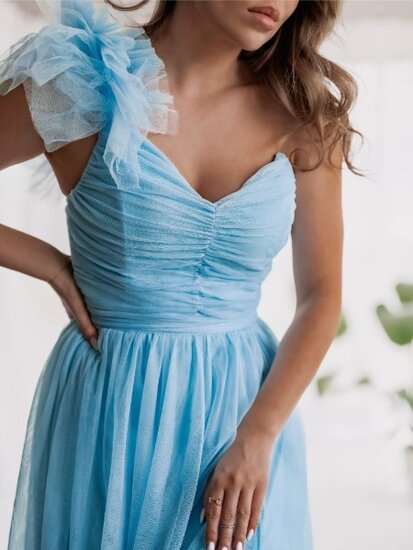 Licht blauwe one shoulder off maxi jurk in tulle