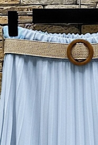 Licht blauwe geplooide midi rok met taille riem