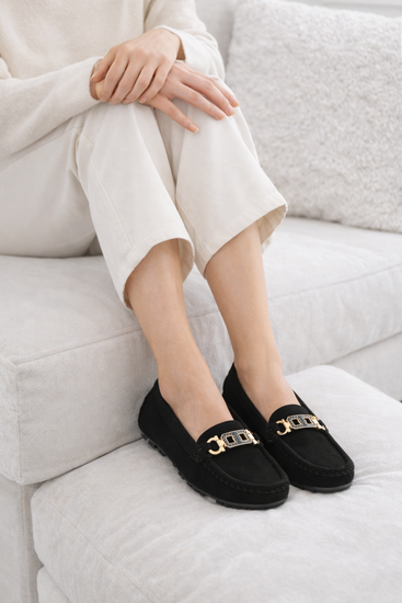 Zwarte suede mocassin Cora met gouden decoratie