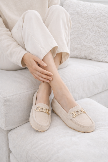 Beige suede mocassin Cora met gouden decoratie