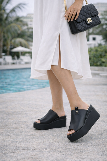 Zwarte platform mules met zwarte wedgezool Cintia