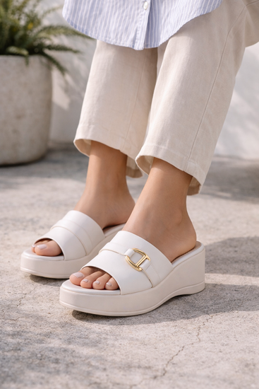 Witte wedge mules met goudkleurige gesp Cirilla