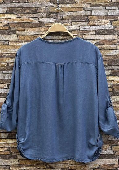 Blauwe ultrasoft denim dames blouse met V-hals en borstzakken – casual elegante top