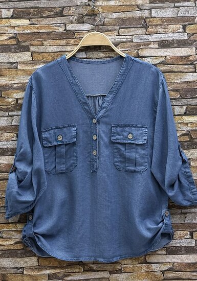 Blauwe ultrasoft denim dames blouse met V-hals en borstzakken – casual elegante top