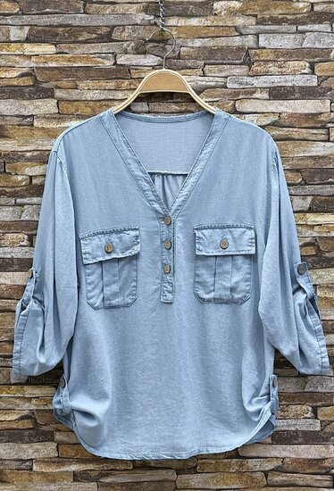 Licht blauwe ultrasoft denim dames blouse met V-hals en borstzakken – casual elegante top