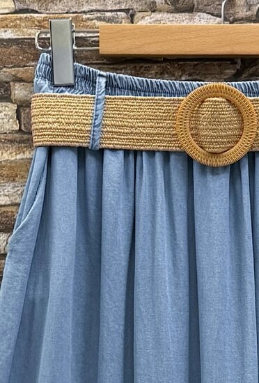 Lange licht blauwe ultra soft denim rok met riem