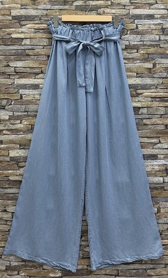 Licht blauwe palazzo broek in ultrasoft denim met strikceintuur