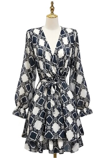 Mooie korte blauw-witte wrap jurk met motief