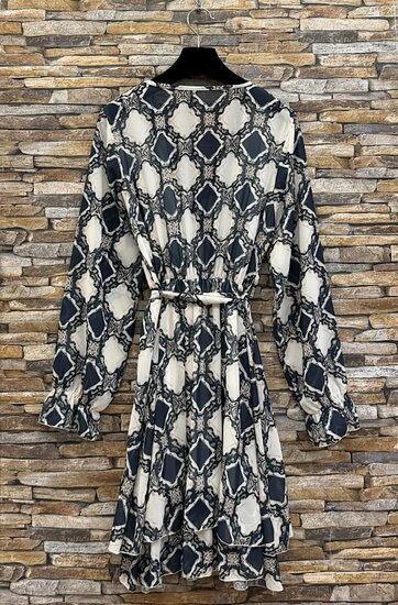 Mooie korte blauw-witte wrap jurk met motief