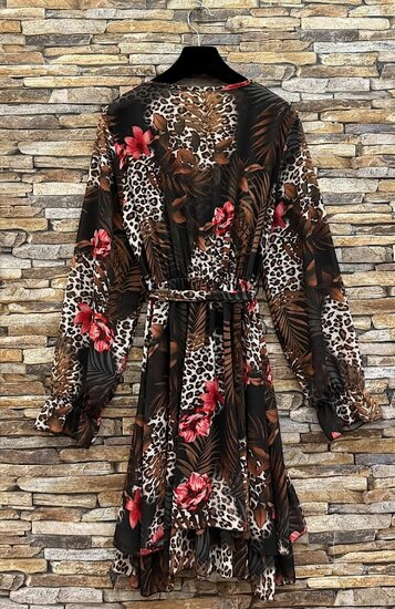 Mooie korte luipaardprint wrap jurk met bloemen en lange mouwen.