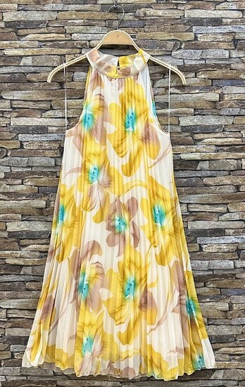 Trendy en chique geel-blauw-taupe midi halterjurk in plisse