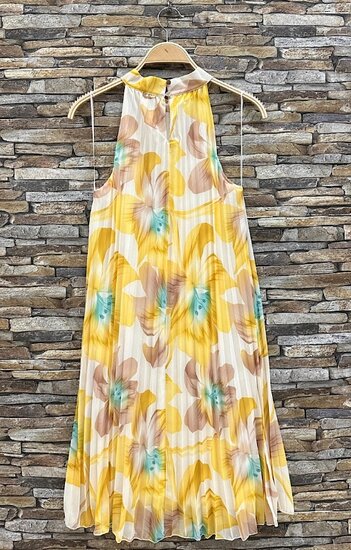 Trendy en chique geel-blauw-taupe midi halterjurk in plisse