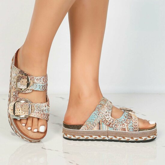 Beige plateau slippers Cendi met gesp en borduurdetails