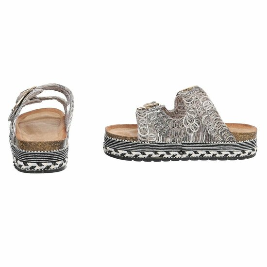 Zwarte plateau slippers Cendi met gesp en borduurdetails