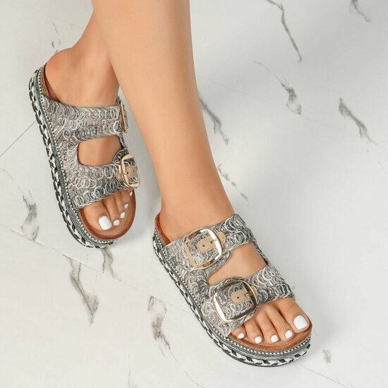 Zwarte plateau slippers Cendi met gesp en borduurdetails