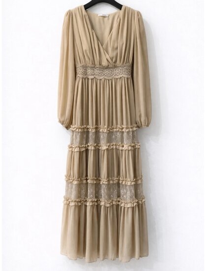 Elegante taupe maxi jurk in romantische stijl – verfijnde luxe