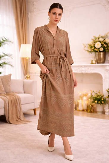 Elegante taupe maxi jurk met goud borduursel – luxe en verfijnde uitstraling