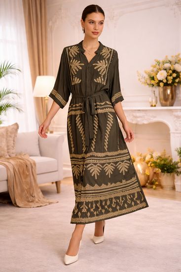 Elegante kaki maxi jurk met goud borduursel – luxe en verfijnde uitstraling