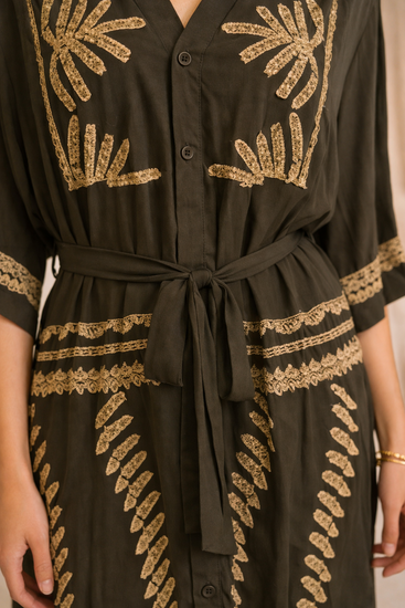 Elegante kaki maxi jurk met goud borduursel – luxe en verfijnde uitstraling