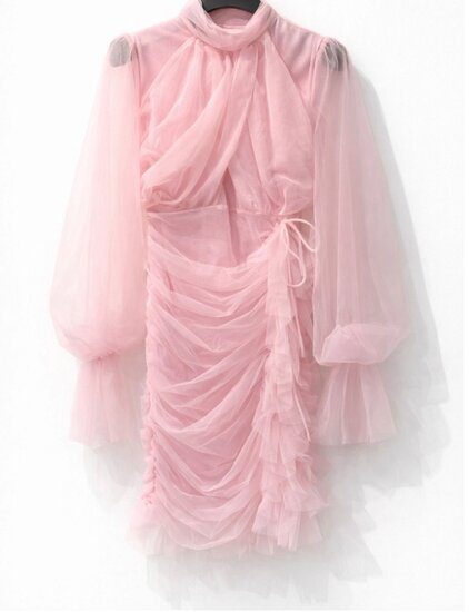 Korte roze tulle jurk met plissé details – romantische luxe look