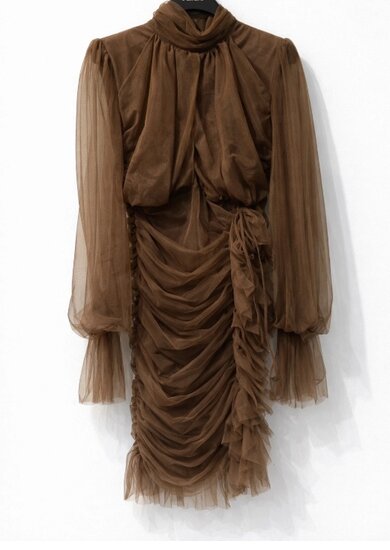 Korte bruine tulle jurk met plissé details – romantische luxe look