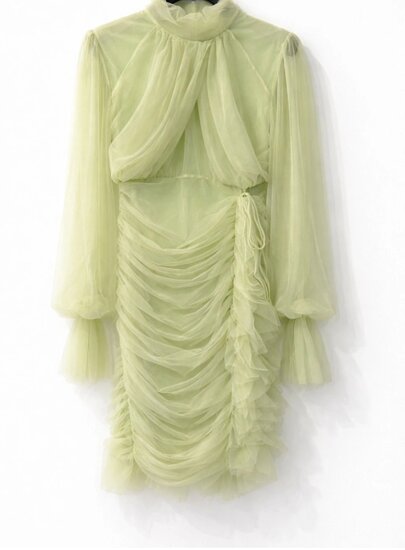 Korte pistache groene tulle jurk met plissé details – romantische luxe look