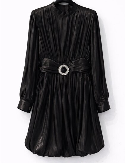 Korte zwarte satijnen jurk met ceintuur – elegante luxe uitstraling