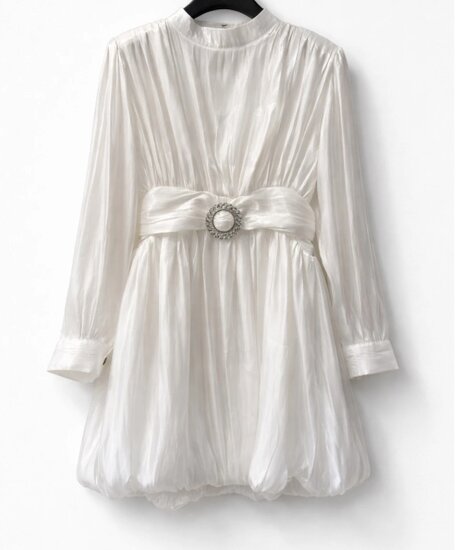Korte witte satijnen jurk met ceintuur – elegante luxe uitstraling