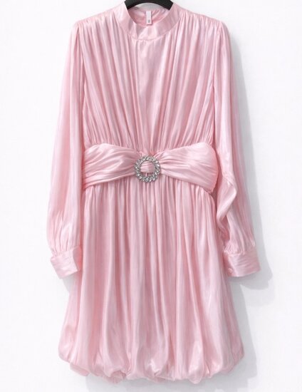 Korte roze satijnen jurk met ceintuur – elegante luxe uitstraling