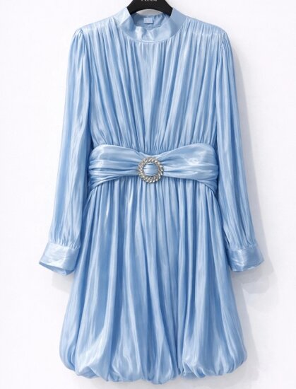 Korte licht blauwe satijnen jurk met ceintuur – elegante luxe uitstraling