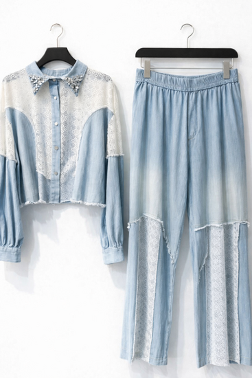 Luxe denim set met kant en sierlijke details – elegante city look
