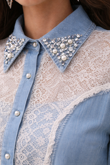 Luxe denim set met kant en sierlijke details – elegante city look