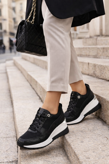 Zwarte sneakers met sleehak Suzanna