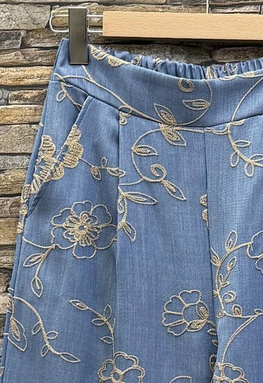 Luchtige wide leg broek blauw met bloemenborduursel