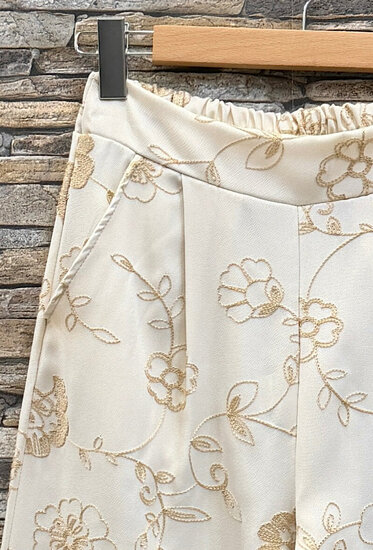 Luchtige wide leg broek beige met bloemenborduursel