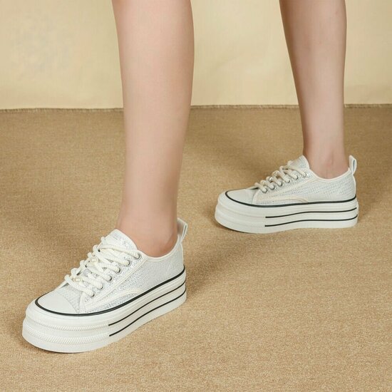 Beige platform sneakers Chanette met parel- en strass details