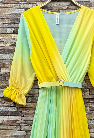 Sierlijke geel-groene mix maxi plisse jurk.