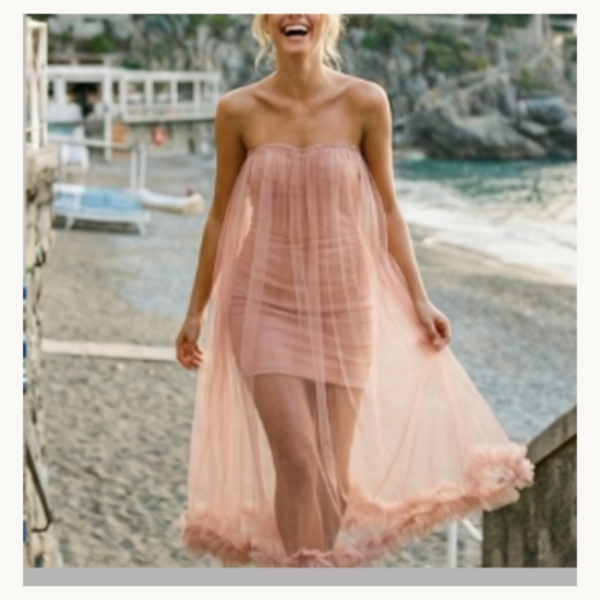 Elegante nudekleurige bustier jurk met tulle