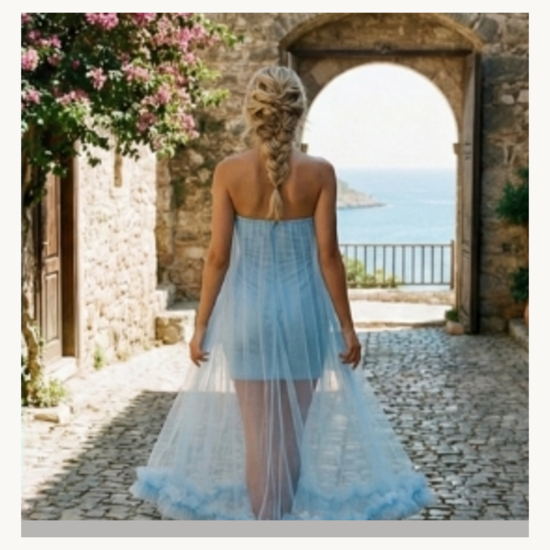 Elegante licht blauwe bustier jurk met tulle