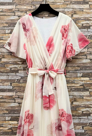 Elegante crème maxi jurk met roze bloemenprint en strikceintuur