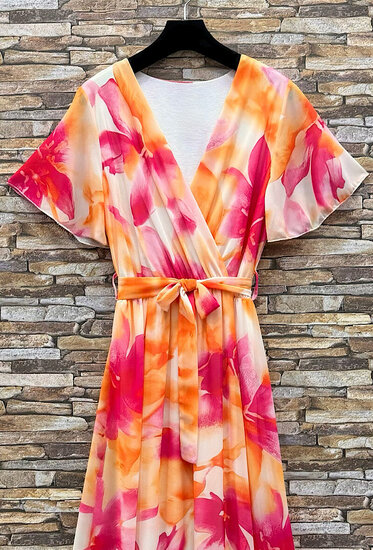 Elegante maxi jurk in oranje-roze bloemenprint met strikceintuur