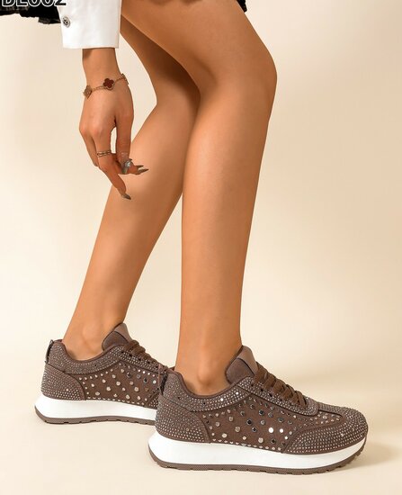 Bruine sneakers met strass details – trendy & comfortabel