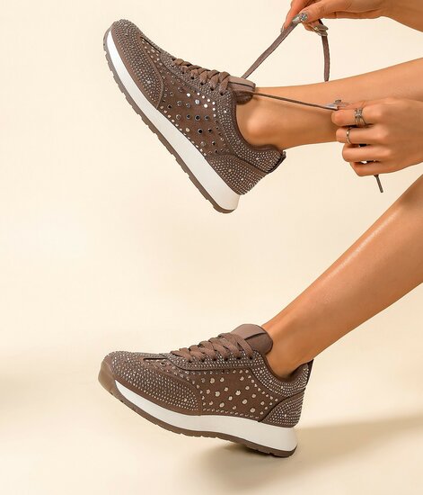 Bruine sneakers met strass details – trendy & comfortabel
