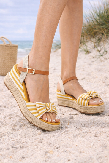 Zomerse gele wedge sandaal Manon.
