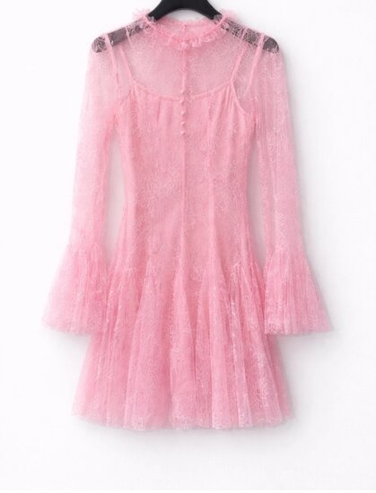 Elegante roze kanten jurk met romantische details